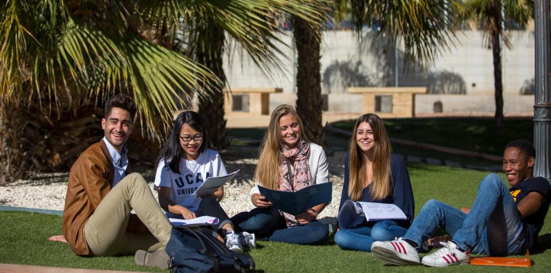 Estudiantes en el Campus de Murcia de la UCAM
