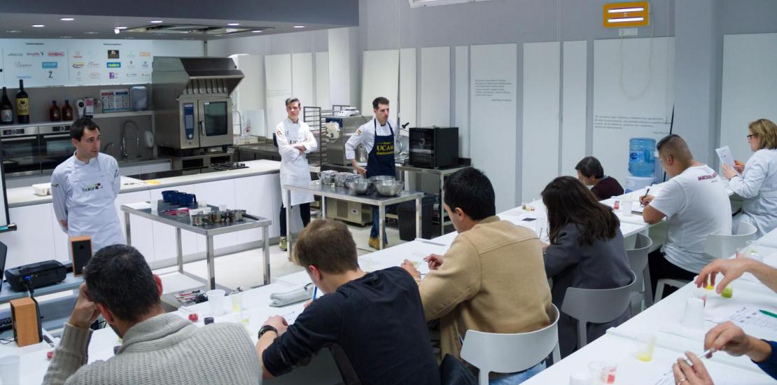 Alumnos en la sala Gastrolab de la UCAM.