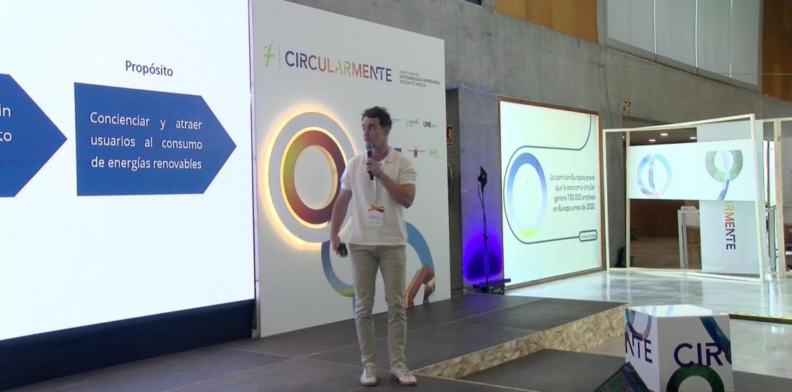 Miguel Ángel Beltrán exponiendo su proyecto.