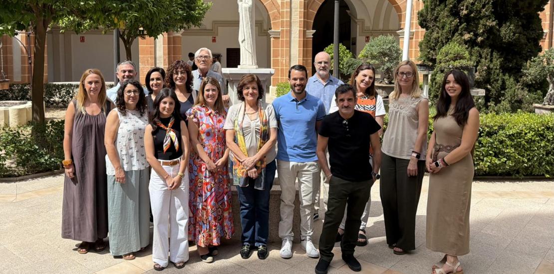 Foto de familia de los representantes de las radios universitarias con la presidenta. 