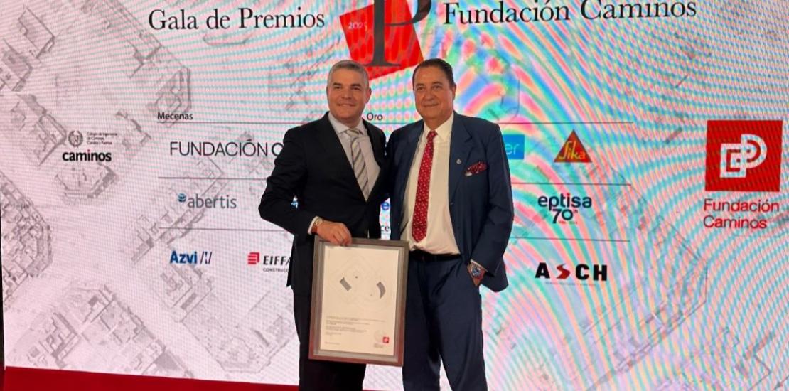 Jesús López Brea, estudiante del Máster Universitario en Ingeniería de Caminos, Canales y Puertos de la UCAM con Pedro de los Santo Jiménez, decano del Grado en Ingeniería Civil