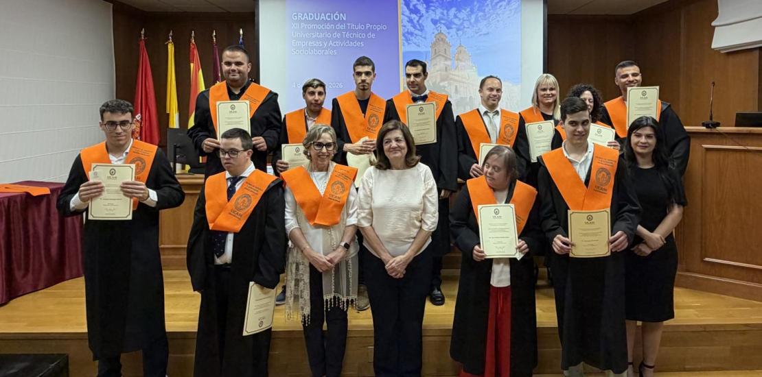 Foto de familia tras el acto de graduación.