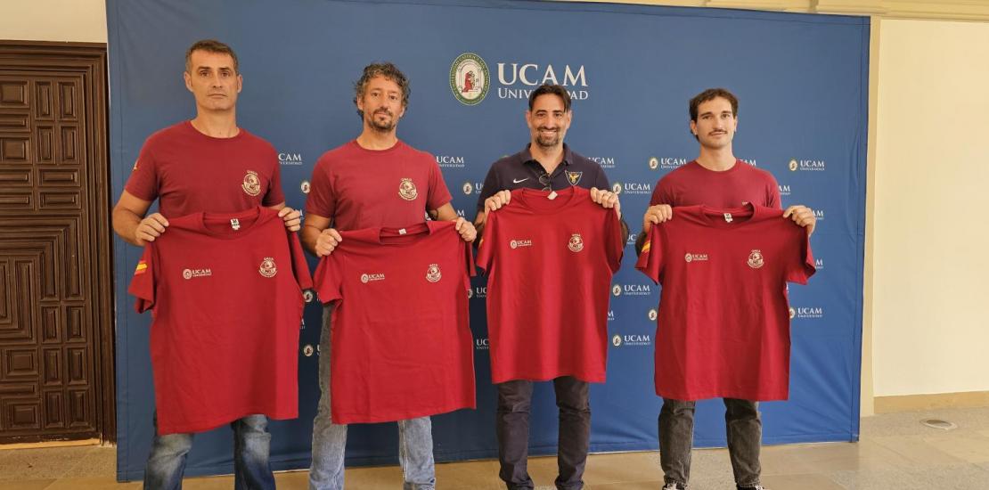 Samuel Mendoza, director General de Infraestructuras y Transformación Digital de la UCAM, junto a miembros de la ONG Bomberos por Bomberos que parten mañana a Venezuela.