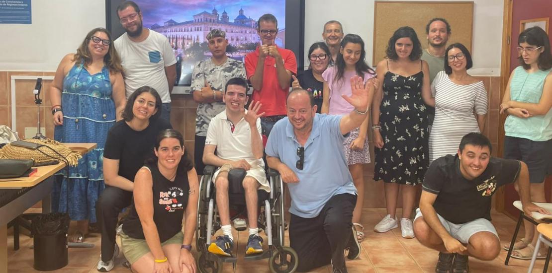 Algunos de los jóvenes asistentes al curso con el director de la Cátedra, profesores y personal de ASTRAPACE