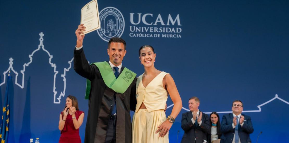 El atleta Miguel Ángel López, graduado en el Máster en Alto Rendimiento Deportivo de la UCAM, junto a la campeona olímpica Carolina Marín, madrina de una de las ceremonias en las que este curso se han titulado destacados deportistas. UCAM
