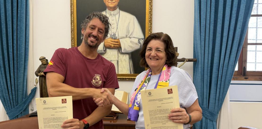 César Javier Claros, presidente de la ONG y María Dolores García, presidenta de la UCAM, tras firmar el convenio.