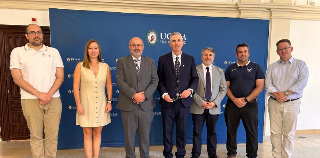 Directivos de la UCAM junto a la comitiva de UVM.