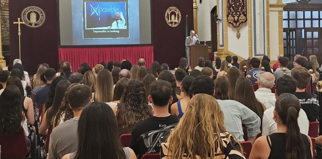 Bienvenida a los estudiantes de nuevo ingreso del Grado en Medicina de la UCAM de su Campus de Murcia. Además, durante el acto se han entregado los premios a los estudiantes de Medicina con mejores expedientes académicos, con la Beca CTO.