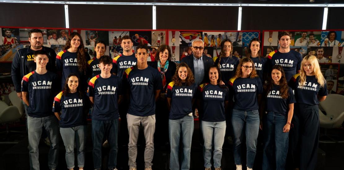 Foto de familia al término del acto de presentación