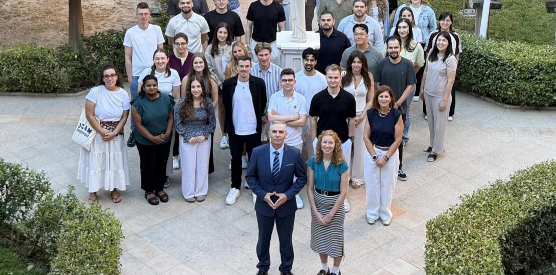 Los estudiantes en la bienvenida junto a los representantes de ambas universidades.