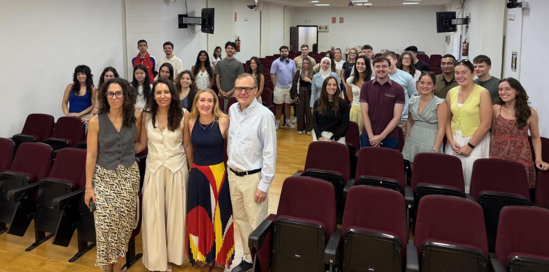 Los alumnos junto a los profesores de las 3 universidades 