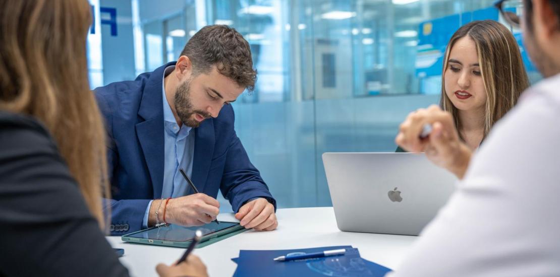 Un grupo de estudiantes en UCAM HiTech, el hub de innovación tecnológica y aceleración empresarial de la Universidad Católica San Antonio.