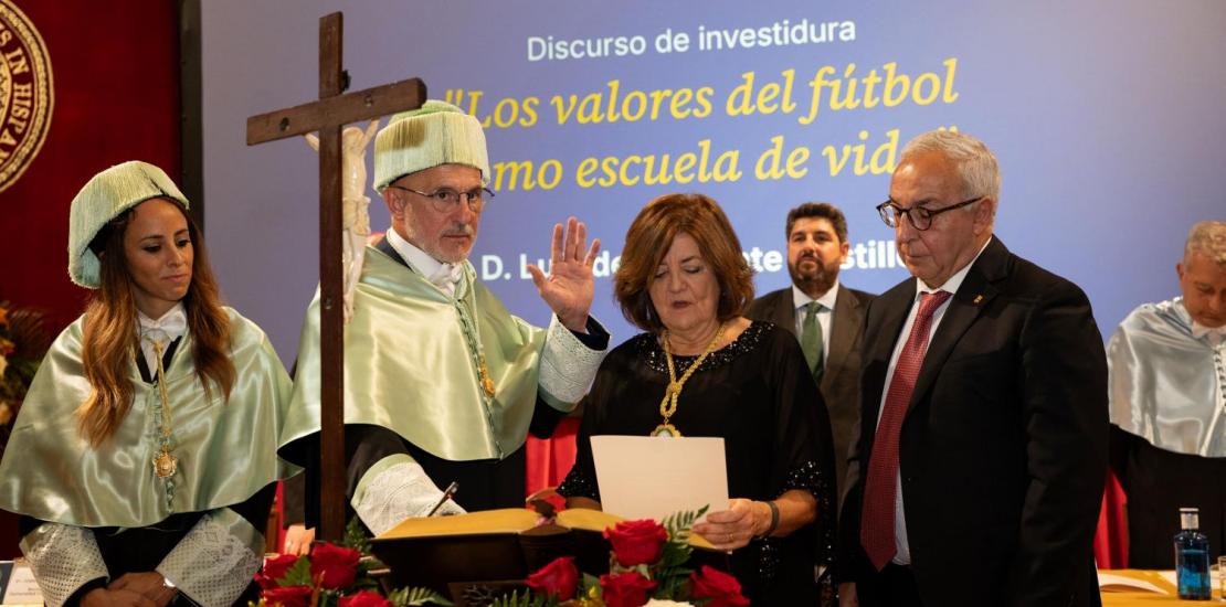 Uno de los momentos más emotivos de la ceremonia ha sido cuando el seleccionador nacional de fútbol ha judaro su nombramiento 