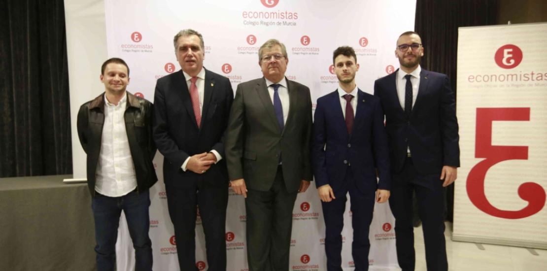 El Colegio de Economistas de la Región premia a dos alumnos de ADE de la UCAM