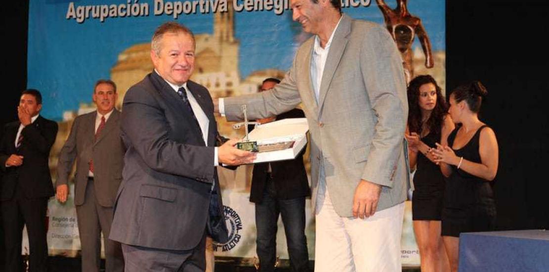 El director del Máster en Traumatología del Deporte de la UCAM recibe el Premio al Deporte Murciano