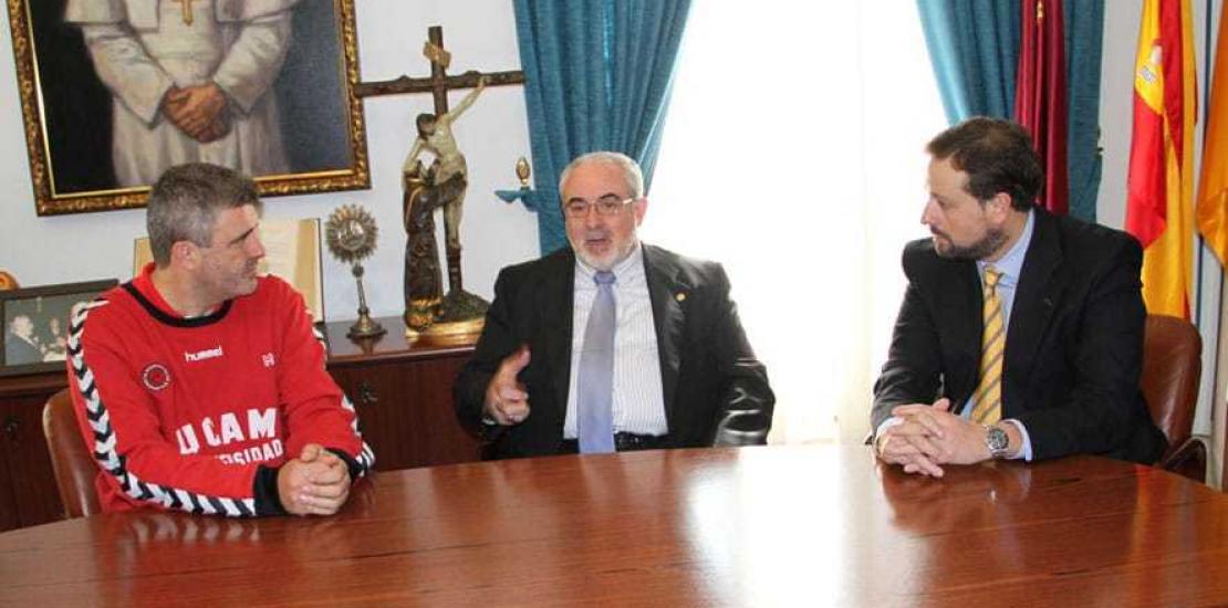 El entrenador del UCAM Murcia C.B. visita la UCAM
