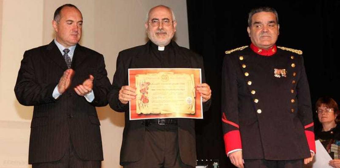 El vicerrector de Extensión Universitaria de la UCAM recibe la Gran Cruz de Caballero de Santiago