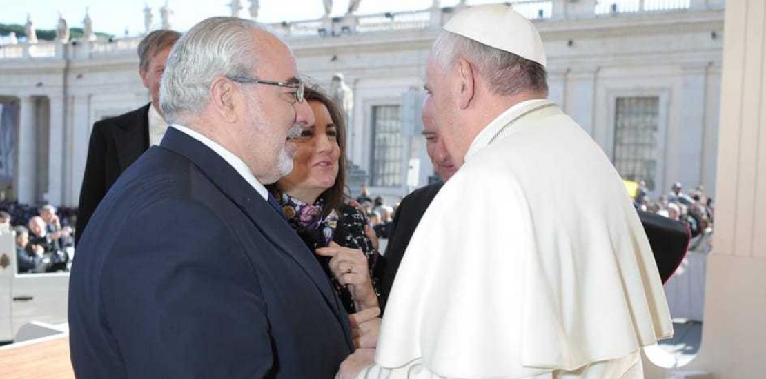 El presidente de la UCAM y su esposa celebran San Valentín junto al Papa 