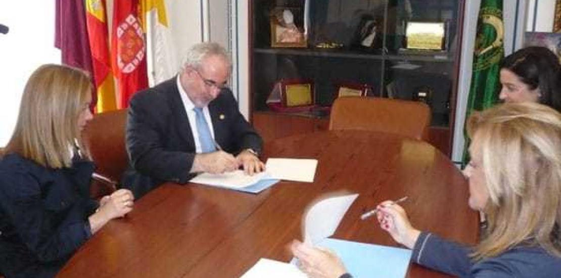 La UCAM firma un convenio con HOSTEMUR