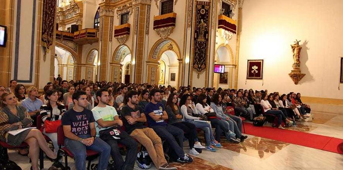 Estudiantes de Medicina y Enfermería aprenden sobre el virus del ébola