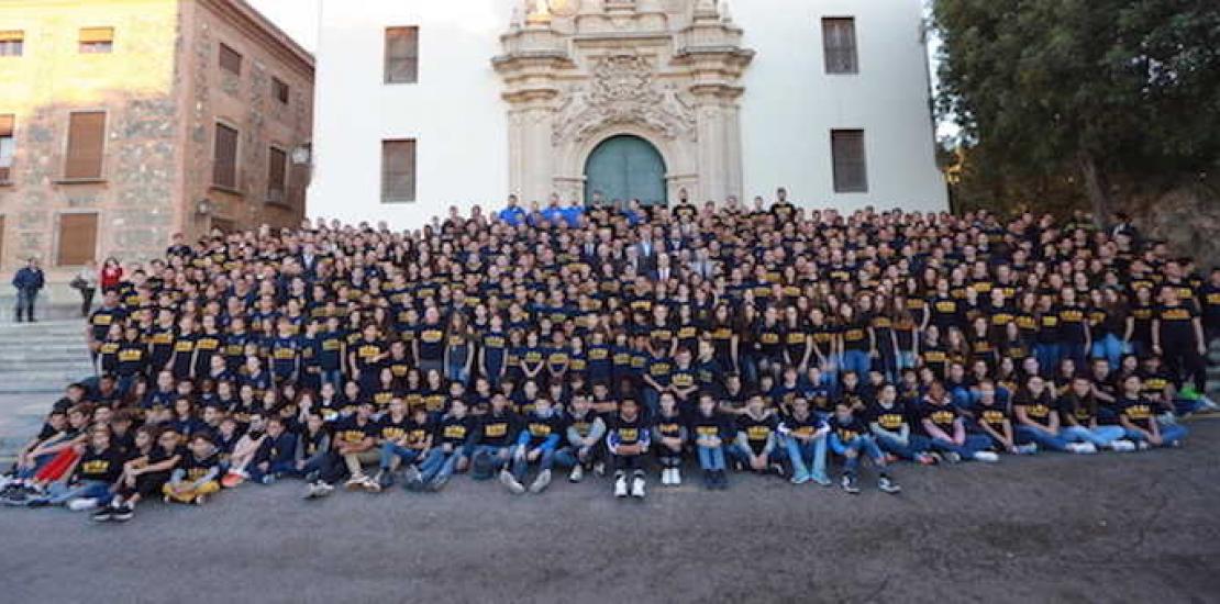 Cerca de 800 deportistas de la UCAM participan en la tradicional ofrenda floral a la Virgen de la Fuensanta
