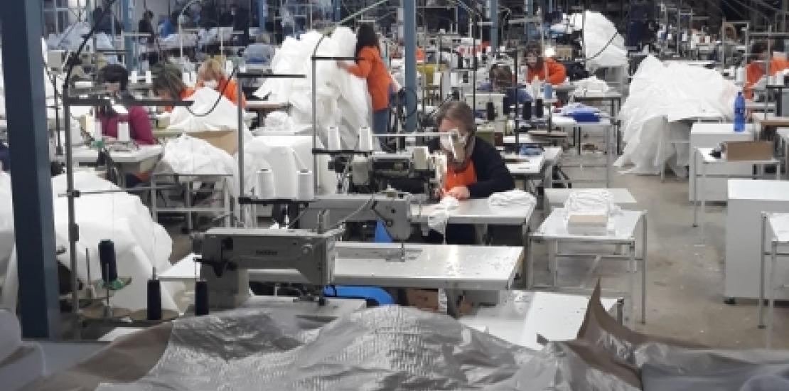 La UCAM compra tejido de polipropileno para confeccionar 25.000 batas para el SMS