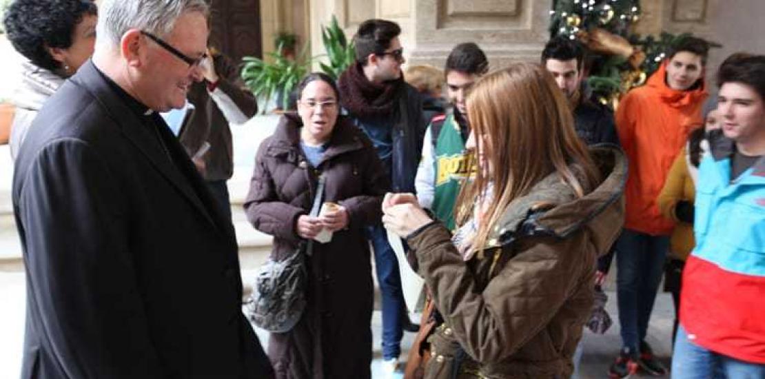 Los alumnos de la UCAM felicitan la Navidad al obispo José Manuel Lorca Planes
