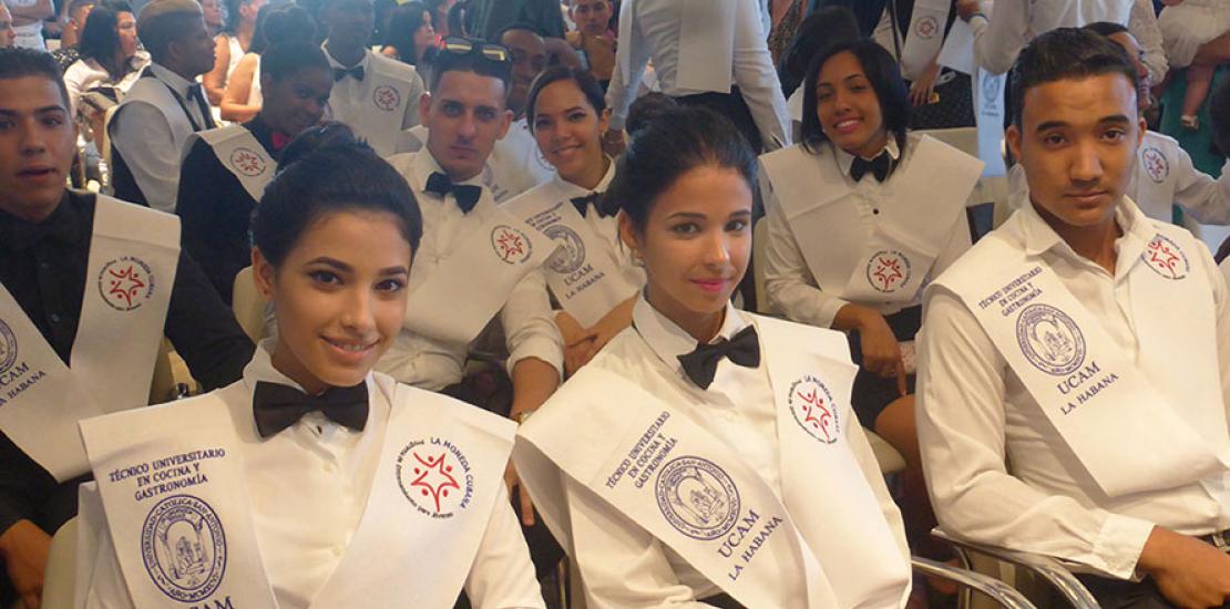 La UCAM gradúa en Cuba a un centenar de profesionales de la gastronomía