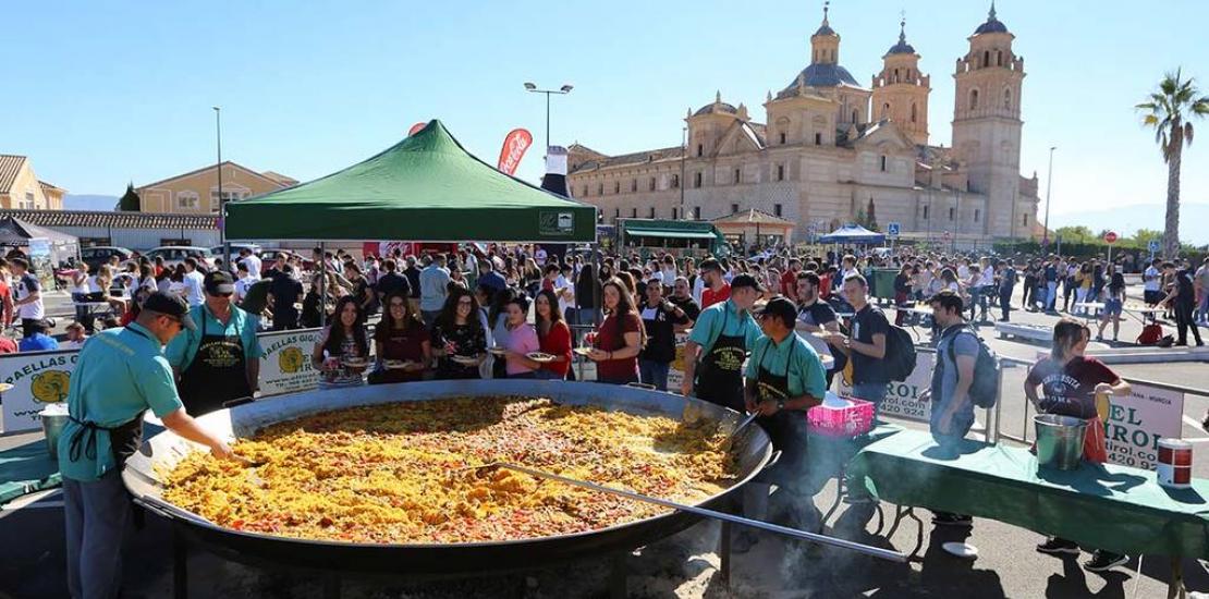 Cerca de mil estudiantes disfrutan de paella con motivo de los actos de bienvenida de la UCAM