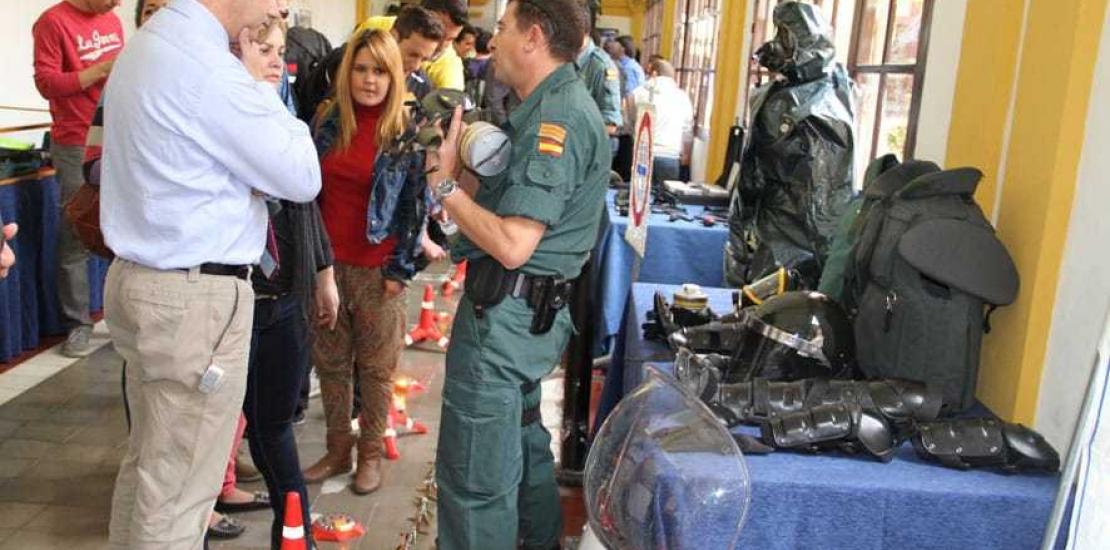 La Guardia Civil presenta sus distintos medios operativos ante estudiantes de criminología