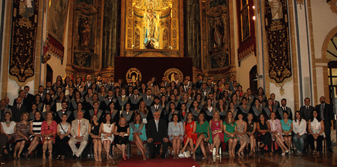 Los estudiantes del grupo DE de la IV Promoción del Grado de Enfermería celebran su Acto de Graduación