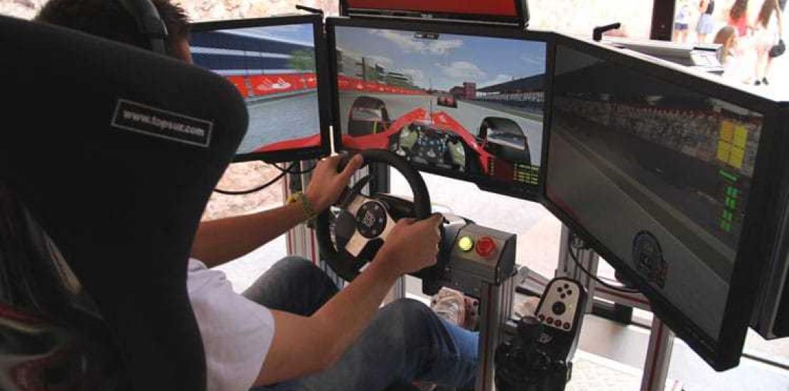 El Campus de la UCAM acoge un simulador de Fórmula 1