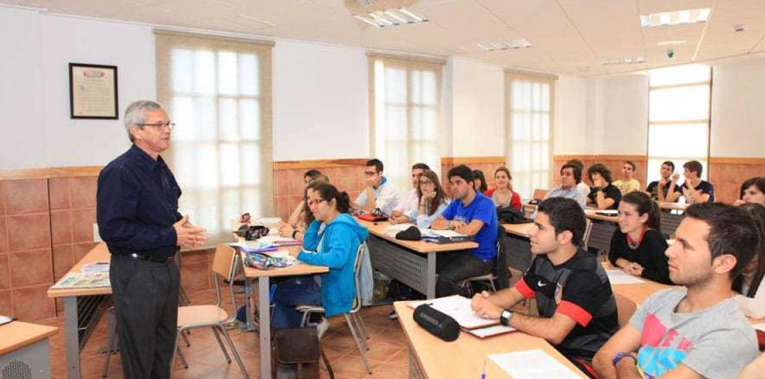 Los estudiantes de la UCAM conocen la historia de la medicina en Cuba