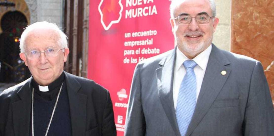 José Luis Mendoza acompaña al cardenal Antonio Cañizares en el Foro Nueva Murcia