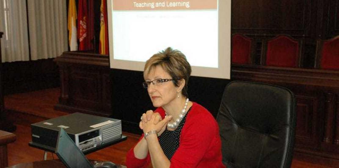 La profesora de la Universidad de Cambria, Irene Nizzero:“Buscamos fomentar el debate en las aulas&quot;