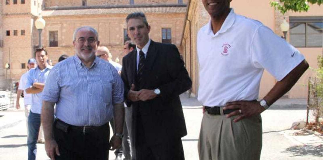 La UCAM acoge al equipo de baloncesto masculino de la Universidad de Stanford