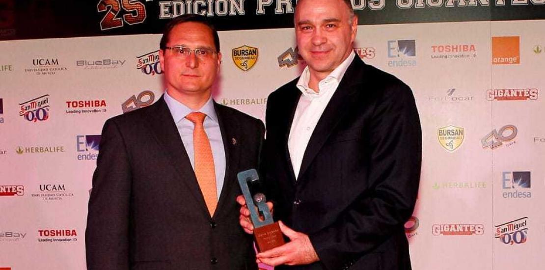 La UCAM entrega el premio al mejor entrenador en la Gala de Gigantes