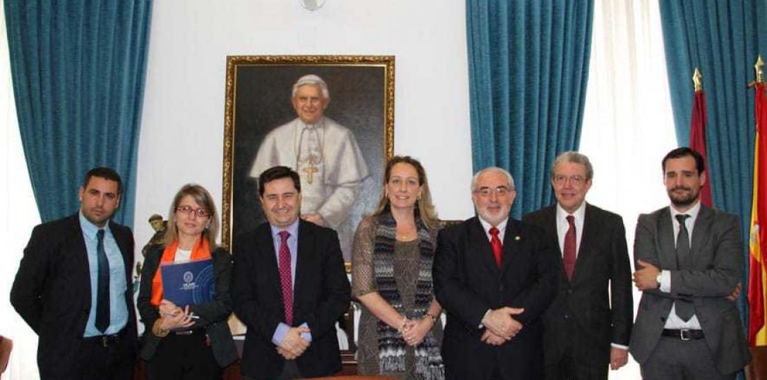 La UCAM fomentará estudios sobre las familias numerosas a través de una Cátedra