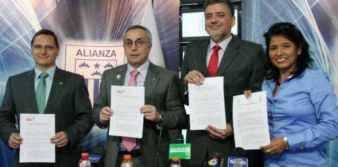 La UCAM firma un convenio con el Club Alianza Lima de Perú