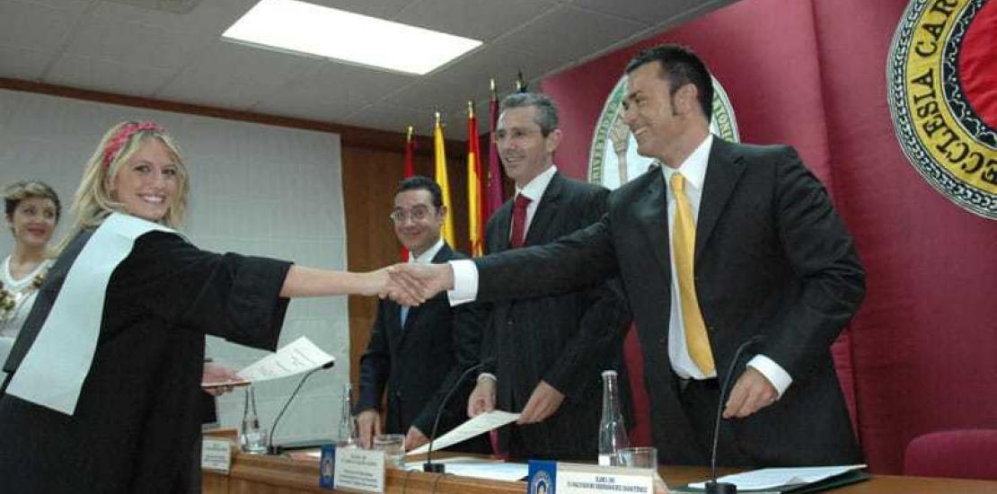 Los alumnos de la V promoción de Protocolo y Relaciones Institucionales reciben sus becas