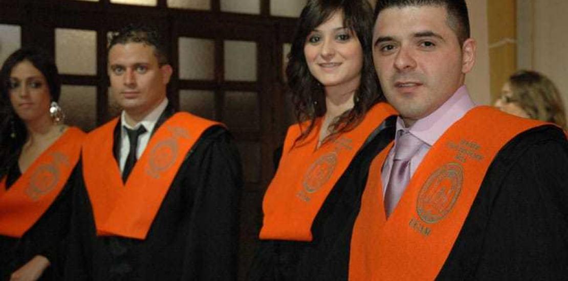 Los alumnos de Turismo y ADE de la UCAM reciben sus becas