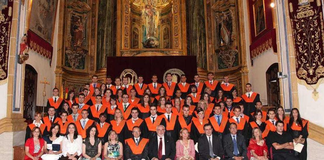 Los alumnos de Turismo y ADE de la UCAM reciben sus diplomas