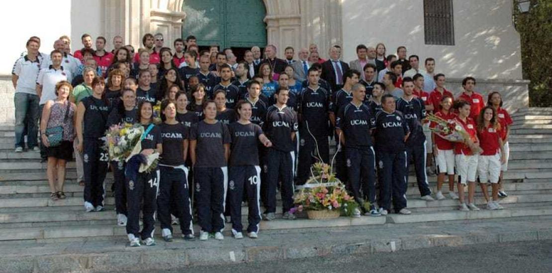 Los equipos deportivos de la UCAM realizan una ofrenda floral a la Fuensanta
