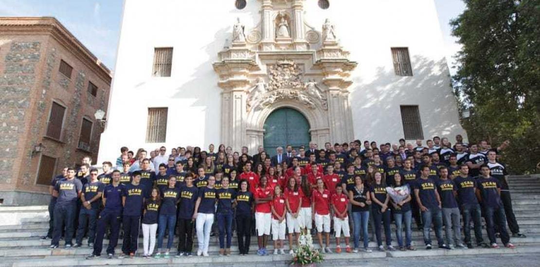 Los equipos deportivos de la UCAM realizan una ofrenda floral