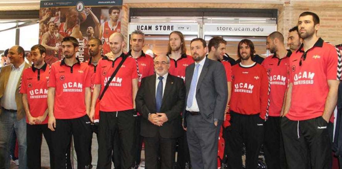 Los jugadores del UCAM Murcia inauguran la tienda oficial del club en el Campus de la Universidad