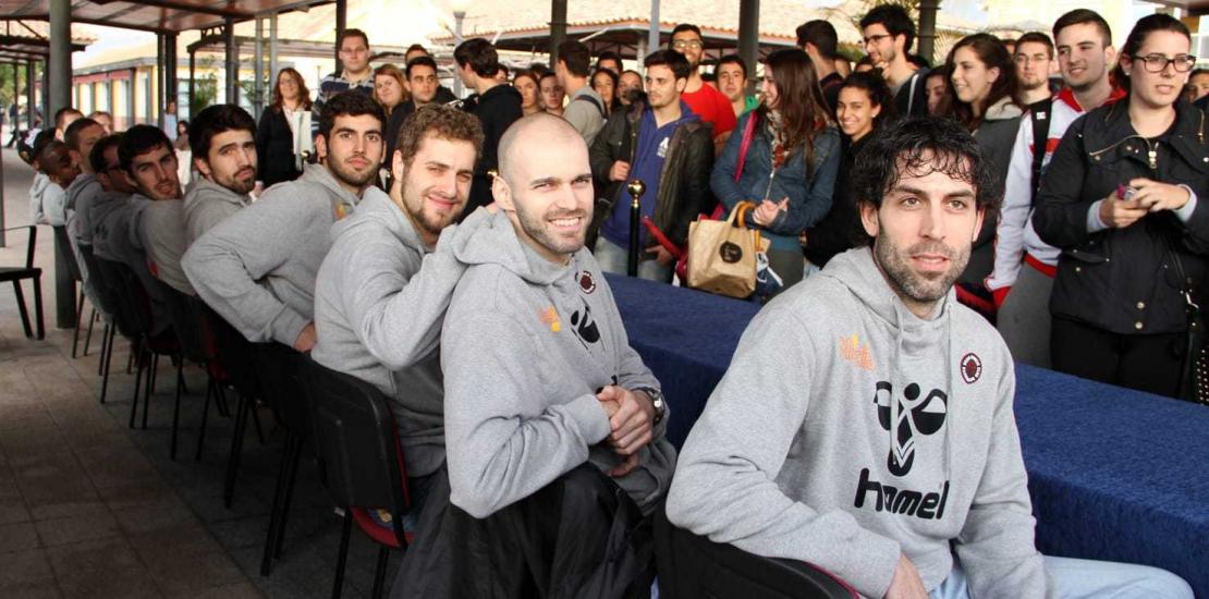 Los jugadores del UCAM Murcia visitan el monasterio de Los Jerónimos