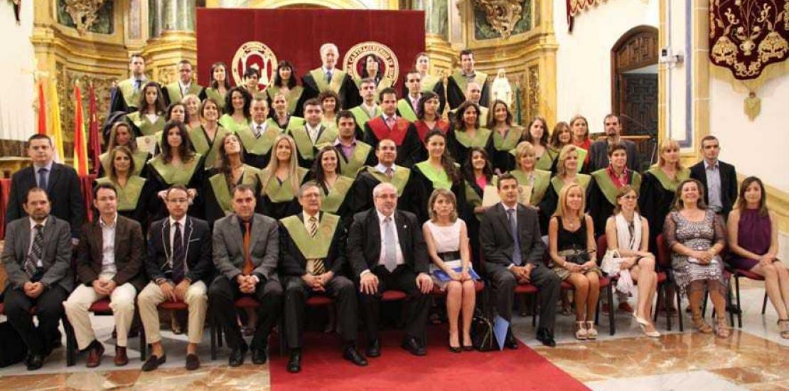 Los nutricionistas, tecnólogos de los alimentos y terapeutas ocupacionales de la UCAM, reciben sus becas y diplomas