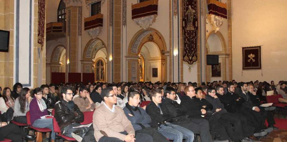Más de 300 estudiantes de la UCAM conocen la labor de los misioneros