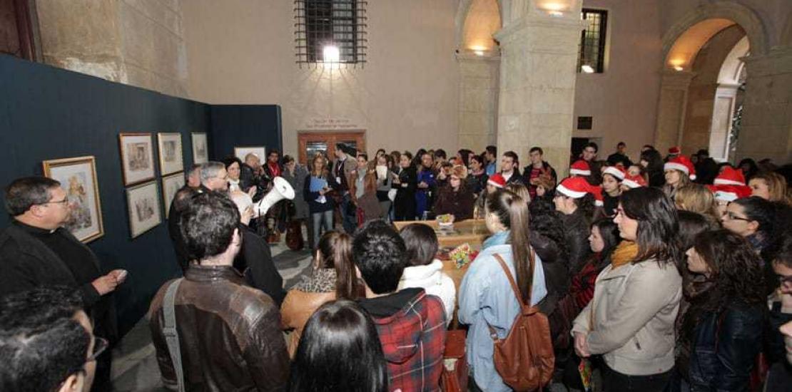 Más de 500 alumnos y voluntarios de la UCAM felicitan las Navidades por las calles de Murcia