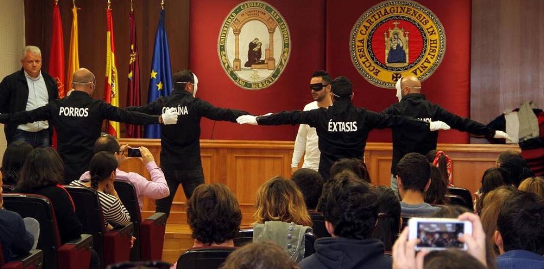 Reclusos muestran en la UCAM a través del teatro los peligros del consumo de drogas